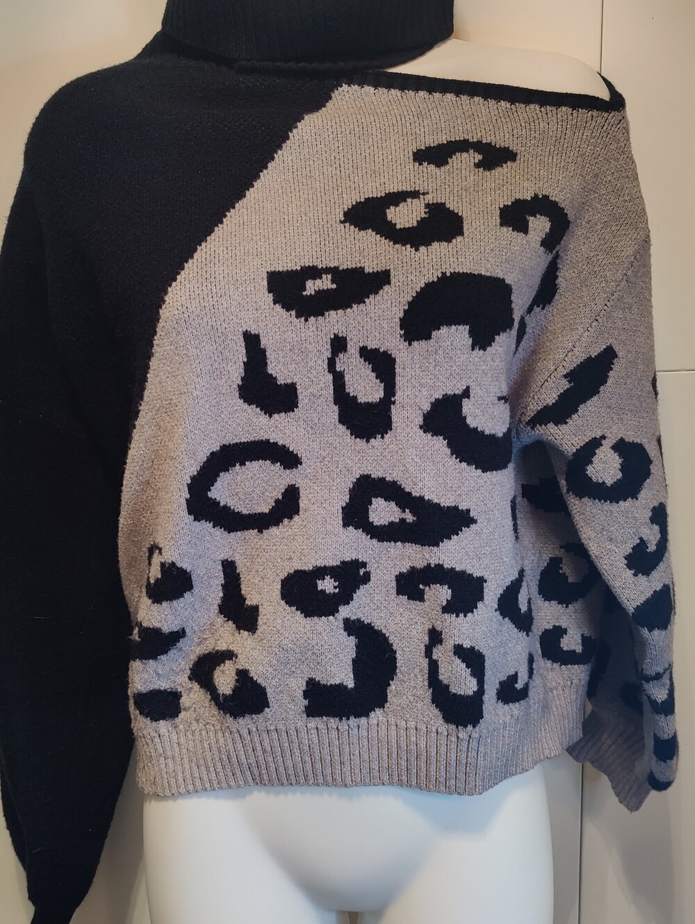 Lalavon Leopard Colorblock Cutout Turtleneck Sweater Black Gray L